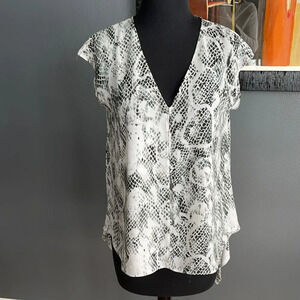 RACHEL Rachel Roy gray/black snakeskin print V neck high low tuxedo tail hem top